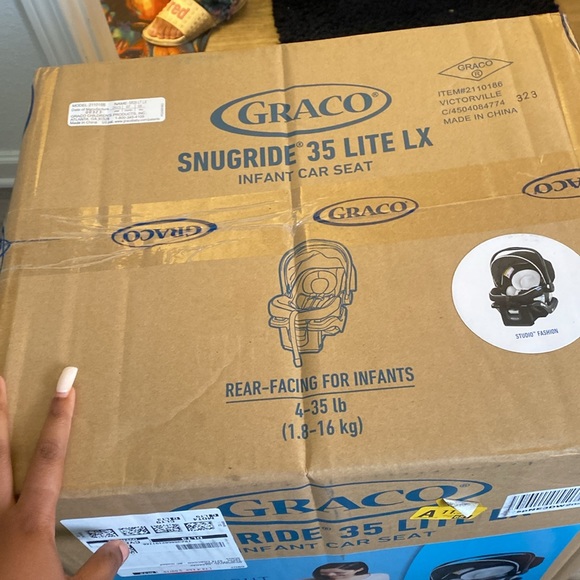 It’s a black car seat for 4-35 lb - Picture 1 of 1